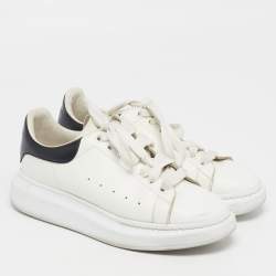 مملوكة مسبقًا حذاء رياضي ألكساندر ماكوين جلد أبيض / ذهبي كبير الحجم مقاس 35.5