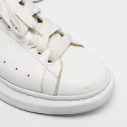 مملوكة مسبقًا حذاء رياضي ألكساندر ماكوين جلد أبيض / ذهبي كبير الحجم مقاس 35.5