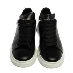 مملوكة مسبقًا حذاء رياضي أليكساندرماكوين منخفض من أعلي لاري جلد  أسود وأبيض مقاس 46