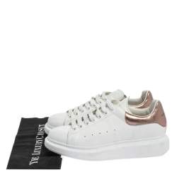 Pre Owned حذاء رياضي أليكساندر ماكوين كبير الحجم جلد أبيض/ميتاليك مقاس 41