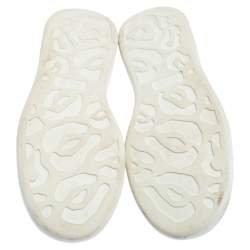 مملوكة مسبقًا حذاء رياضي أليكساندر ماكوين سويدي وجلد أبيض كبير الحجم مقاس 44