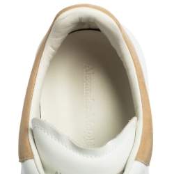 مملوكة مسبقًا حذاء رياضي أليكساندر ماكوين سويدي وجلد أبيض كبير الحجم مقاس 44