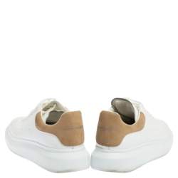 مملوكة مسبقًا حذاء رياضي أليكساندر ماكوين سويدي وجلد أبيض كبير الحجم مقاس 44