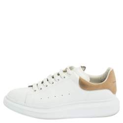 مملوكة مسبقًا حذاء رياضي أليكساندر ماكوين سويدي وجلد أبيض كبير الحجم مقاس 44