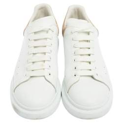 مملوكة مسبقًا حذاء رياضي أليكساندر ماكوين سويدي وجلد أبيض كبير الحجم مقاس 44