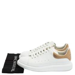 مملوكة مسبقًا حذاء رياضي أليكساندر ماكوين سويدي وجلد أبيض كبير الحجم مقاس 44