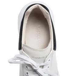 مملوكة مسبقًا حذاء رياضي ألكساندر ماكوين كبير جداً سويدي وجلد أسود/ أبيض مقاس 45