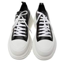 Pre Owned Alexander McQueen Black/White Leather And Rubber Tread Slick Low Top Sneakers Size 42