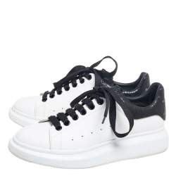 مملوكة مسبقًا حذاء رياضي أليكساندر ماكوين جلد أبيض/أسود كبير الحجم مقاس 42