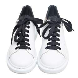 مملوكة مسبقًا حذاء رياضي أليكساندر ماكوين جلد أبيض/أسود كبير الحجم مقاس 42