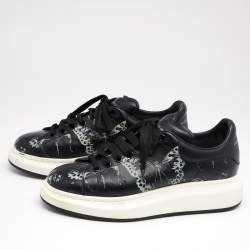 مملوكة مسبقًا حذاء رياضي أليكساندر ماكوين جلد طباعة فراشة أسود برباط مقاس 43