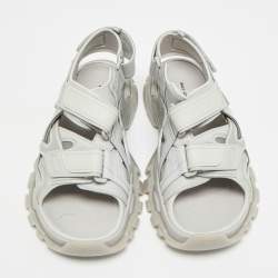 مملوكة مسبقًا صندل بخطاف خلفي جلد صناعي ومطاط رمادي بالنسياغا تراك مقاس 43