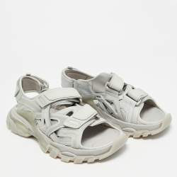 مملوكة مسبقًا صندل بخطاف خلفي جلد صناعي ومطاط رمادي بالنسياغا تراك مقاس 43