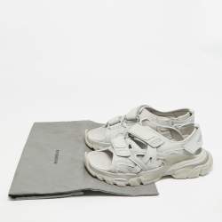 مملوكة مسبقًا صندل بخطاف خلفي جلد صناعي ومطاط رمادي بالنسياغا تراك مقاس 43