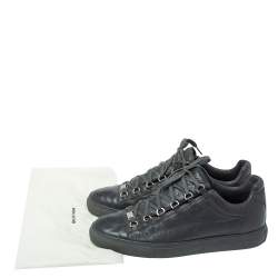 مملوكة مسبقًا حذاء رياضي بالنسياغا منخفض من أعلى أرنا جلد رمادي مقاس 43