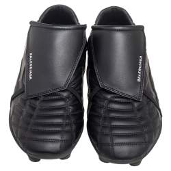 Pre Owned حذاء رياضي كرة قدم بالنسياغا جلد أسود مطبوع شعار الماركة مقاس 43