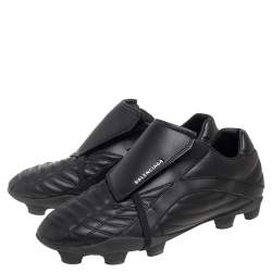 Pre Owned حذاء رياضي كرة قدم بالنسياغا جلد أسود مطبوع شعار الماركة مقاس 43