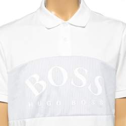مملوكة مسبقًا تي شيرت بولو بوس باي هوغو بوس شبك و قطن أبيض بطبعة الشعار مقاس كبير جدًا جدًا - إكس إكس لارج