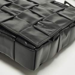 مملوكة مسبقًا حقيبة كاسيت كتف بوتيغا فينيتا جلد انتريشياتو ماكسي أسود