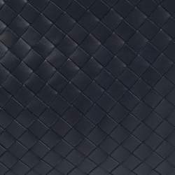 مملوكة مسبقًا حقيبة صغيرة بوتيغا فينيتا جلد إنتريتشاتو أزرق بحري بسحاب دائري