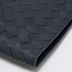 مملوكة مسبقًا حقيبة صغيرة بوتيغا فينيتا جلد إنتريتشاتو أزرق بحري بسحاب دائري