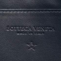 مملوكة مسبقًا حقيبة صغيرة بوتيغا فينيتا جلد إنتريتشاتو أزرق بحري بسحاب دائري