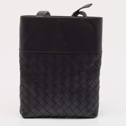 Pre Owned Bottega Veneta Black Intrecciato Leather Cut Out Handle Messenger Bag