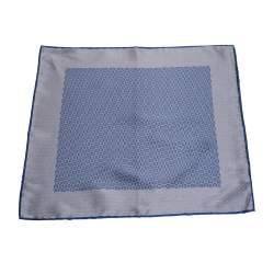 مملوكة مسبقًا طقم منديل جيب وربطة عنق بريوني حرير نمط هندسي أزرق