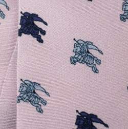 Pre Owned ربطة عنق بربري حرير طباعة فارس وردي فاتح