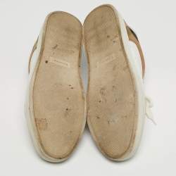 مملوكة مسبقًا حذاء رياضي بربري كانفاس كارو أبيض/رمادي وجلد برباط مقاس 42