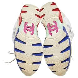 مملوكة مسبقًا حذاء رياضي شانيل منخفض من أعلى سي سي شبك وجلد بيج/ أبيض مقاس 41