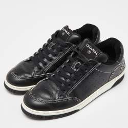 مملوكة مسبقًا Chanel Black Perforated Leather Logo Low Top Sneakers Size 42