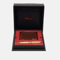 مملوكة مسبقًا محفظة شوپارد بطيّتين جلد بني مع طقم قلم حبر جاف