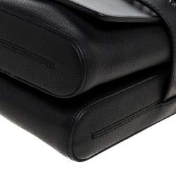 مملوكة مسبقًا Christian Louboutin Black Leather Studded Benech Reporter Crossbody Bag