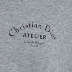 مملوكة مسبقًا تي شيرت رجالي ديور أتيليه رمادي بطبعة جيرسي رقبة مستديرة مقاس كبير - لارج