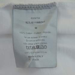 مملوكة مسبقًا تي شيرت ديور رجالي X كاوس مطرز نحلة كبير الحجم رقبة مستديرة قطن أبيض مقاس وسط (ميديوم)