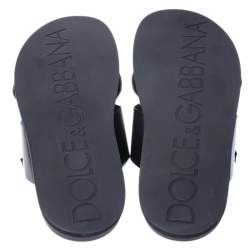 مملوكة مسبقًا صندل فلات دولتشي أند غابانا بحزام متقاطع جلد أسود مقاس 39