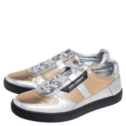 مملوكة مسبقًا حذاء رياضي دولتشي & غابانا جلد مثقب ذهبي / فضي ميتاليك بعنق منخفض مقاس 42