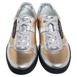 مملوكة مسبقًا حذاء ر ياضي دولتشي & غابانا جلد مثقب ذهبي / فضي ميتاليك بعنق منخفض مقاس 42