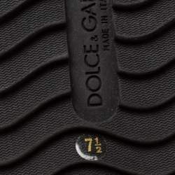 Pre Owned صندل سلايد فلات دولتشي آند غابانا سويدي وفرو أبيض / أسود بتاج مزين بالكريستال مقاس 41.5 سم