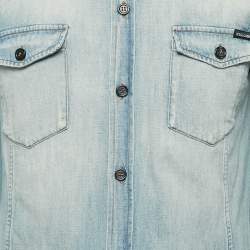 مملوكة مسبقًا قميص دولتشي أند غابانا جينز متلاشي أزرق ضيق مقاس كبير جدا