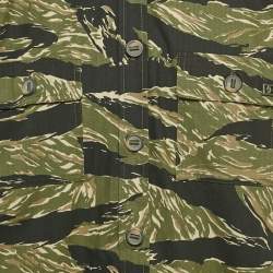 مملوكة مسبقًا قميص دولتشي آند غابانا كوتون بطبعة تمويه أخضر مقاس متوسط