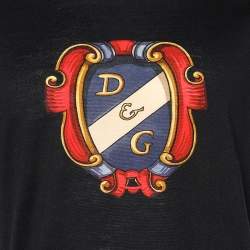 مملوكة مسبقًا تي شيرت دولتشي أند غابانا قطن أسود هيرالديك برقبة مستديرة مقاس كبير جدًا - إكس لارج