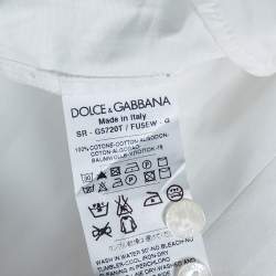 مملوكة مسبقًا قميص دولتشي أند غابانا ملصق ذهبي أزرار أمامية قطن أبيض مقاس متوسط