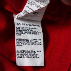 مملوكة مسبقًا تي شيرت بولو دولتشي أند غابانا قطن أحمر بيكيه مزين ياقة مخططة مقاس كبير (لارج)