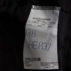 مملوكة مسبقًا تي شيرت دولتشي أند غابانا قطن أسود مطبوع رقبة حرف ڨي مقاس وسط (ميديوم)