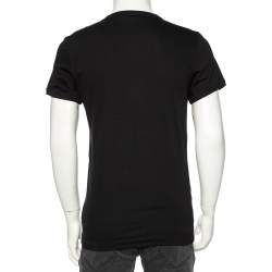 مملوكة مسبقًا تي شيرت دولتشي أند غابانا قطن أسود مطبوع رقبة حرف ڨي مقاس وسط (ميديوم)