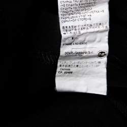 مملوكة مسبقًا تي شيرت دولتشي أند غابانا قطن أسود مطبوع رقبة حرف ڨي أكمام قصيرة مقاس وسط (ميديوم)