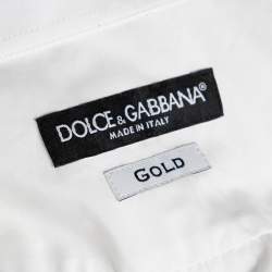 Pre Owned قميص دولتشي أند غابانا بادج ذهبي تفاصيل قصة أمامية مربعة قطن ابيض مقاس متوسط