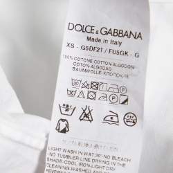 Pre Owned قميص دولتشي أند غابانا بادج ذهبي تفاصيل قصة أمامية مربعة قطن ابيض مقاس متوسط
